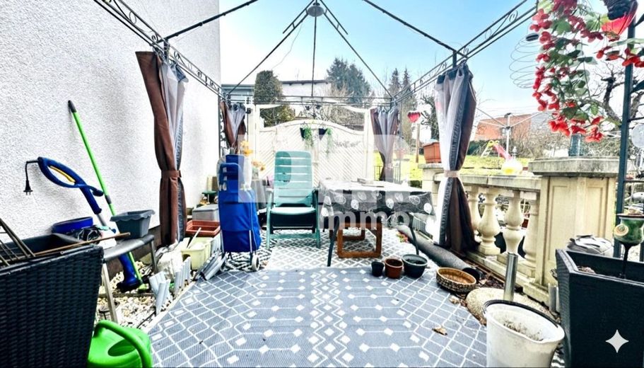 Schöne Doppelhaushälfte in schöner Wohnlage mit Panoramablick, Gartenbereich und Garage – Terrasse hinter dem Haus