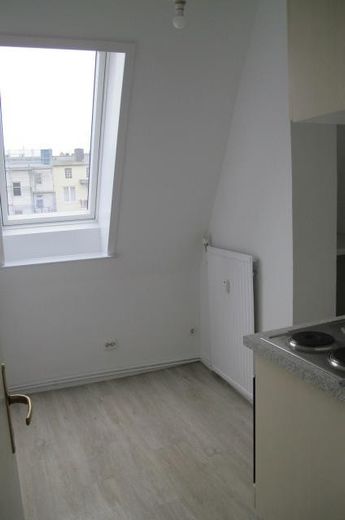 Stilvolle ruhige 3-Zi-Dachgeschosswohnung – eigene Etage, Dachbalken & Gartenmitnutzung – Küche