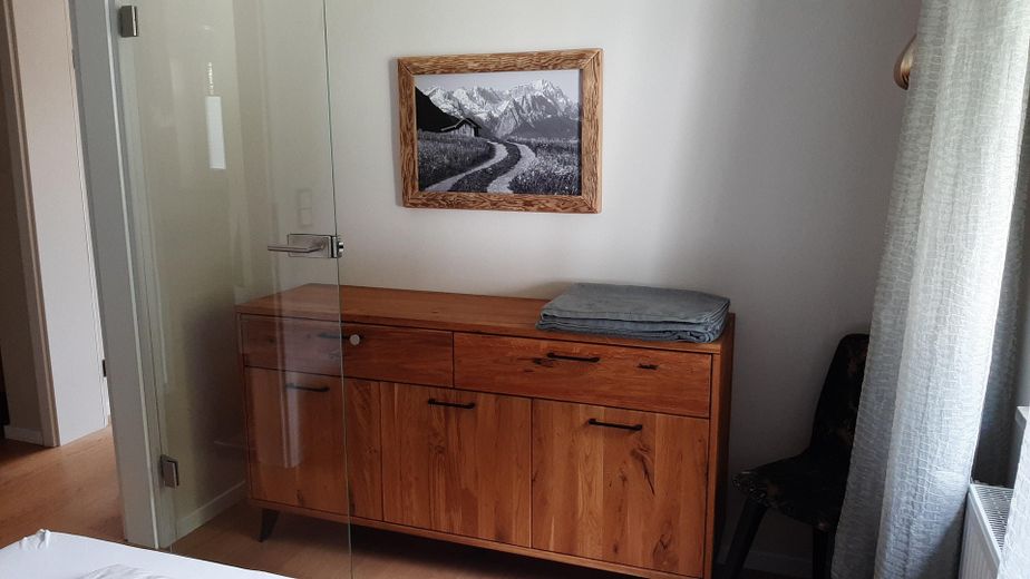 Moderno, pregiato e tranquillo appartamento di 2 locali COMPLETAMENTE ATTREZZATO con ampio balcone esposto a sud a Murnau-Moosrain – Schlafzimmer