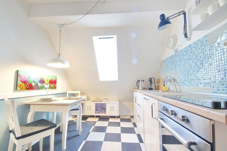 Nette Dachgeschosswohnung mit Internetzugang im südlichen Zentrum, Nähe HBF / Büroviertel und Aalto-Theater und Philharmonie – 4938b479f6131edbc68515990186e781378fa1b6.jpg