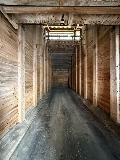 Gewerbeimmobilie mit Lagerflächen, Bürogebäude und großzügigem Betriebsgelände – Lagerbox innen