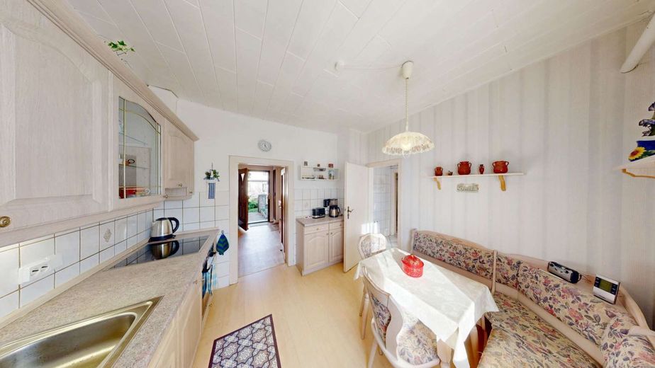 Behagliches Einfamilienhaus mit Balkon, Kamin &amp; Nebengebäude - perfekt für ruhiges, zentrales Wohnen – Kueche
