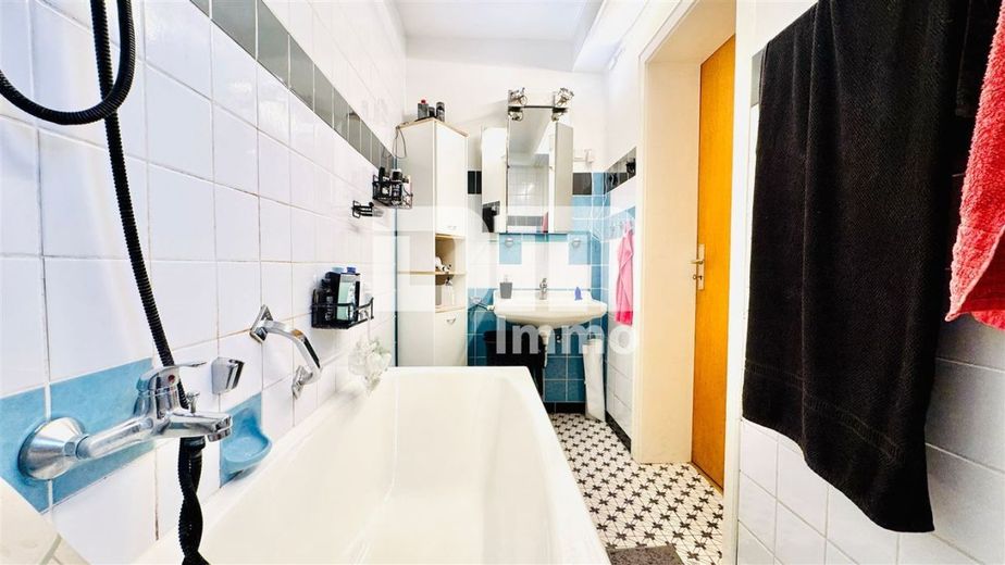 Modernisiertes Ein-/ Zweifamilienhaus inkl. PV-Anlage + 
Garage auf Traumgrundstück – KG WE4 Bad / Wanne