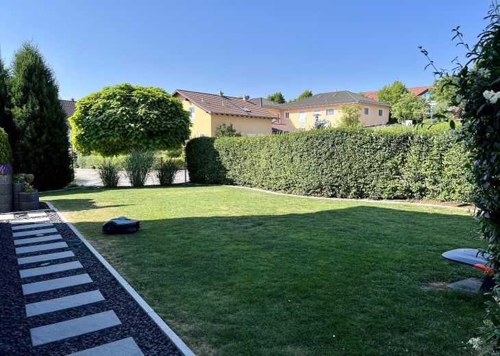 Neuwertiges Einfamilienhaus mit Wärmepumpe, PV, Doppelgarage & hochwertiger Ausstattung – Foto 4
