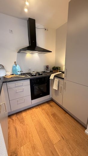 Kernsanierte 3-Zimmer-Wohnung mit Süd-Balkon & Garage – modern, bezugsfertig, provisionsfrei – Küche