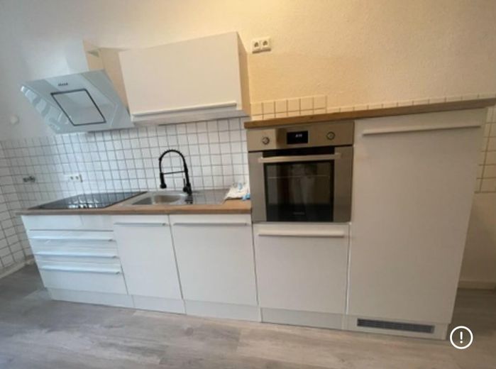 Immeuble ancien à aimer – appartement lumineux de 2 pièces avec balcon et garage dans un emplacement privilégié en centre-ville – Küche