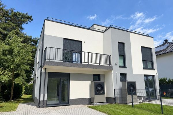 Berlin-Müggelheim’de A+ enerji sınıfında yeni yapılmış ikiz villa – 150 m², geniş çatı terası, komisyonsuz