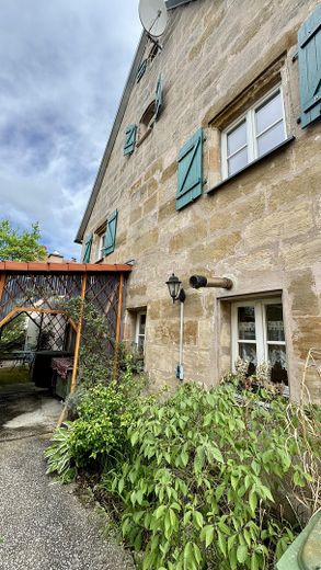 Fachwerk trifft Sandstein: Ein Haus mit Charakter und großzügigem Raumangebot – Westseite