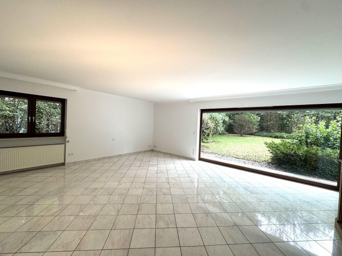 Geniş arsada kırma çatılı villa – Wohnzimmer