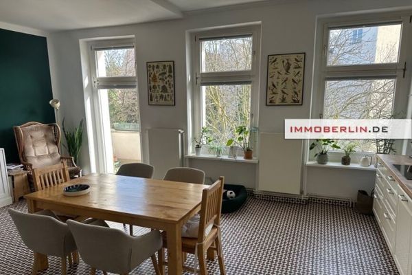 IMMOBERLIN.DE - Einzugsbereite kernsanierte Stuck-Altbauwohnung mit Balkon & Lift in Ruhelage