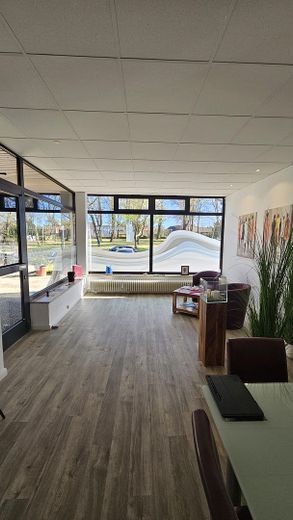 Helle Ladenfläche / Büro mit Schaufenster · 65 m² · direkt am Bahnhof Bad Bevensen · provisionsfrei – vorderer Büroraum