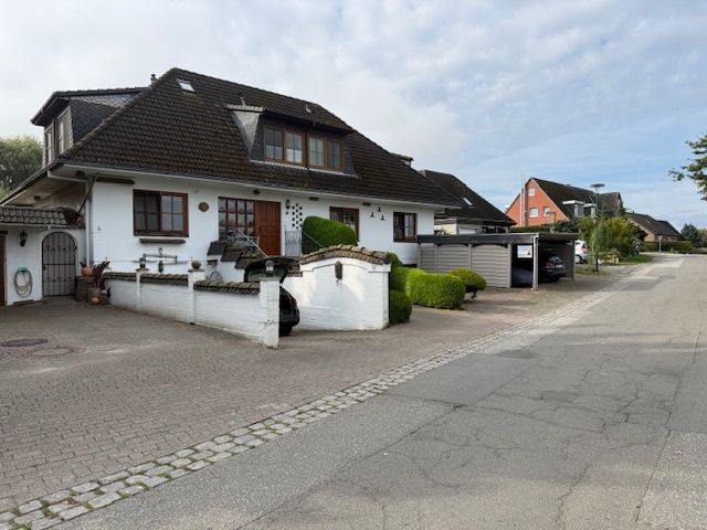 Charmante vermietete Souterrain-Wohnung mit 3 Zimmern, Einbauküche und separatem Eingang in ruhiger Lage – Hausansicht 2