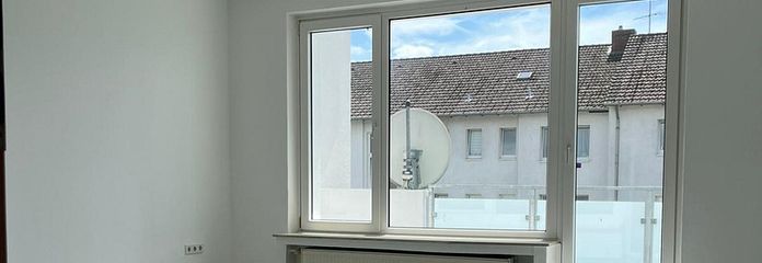 Frei & frisch renoviert, 3-Zimmer mit Süd-Balkon, Stellplatz & Keller in Bünde – Wohnzimmer