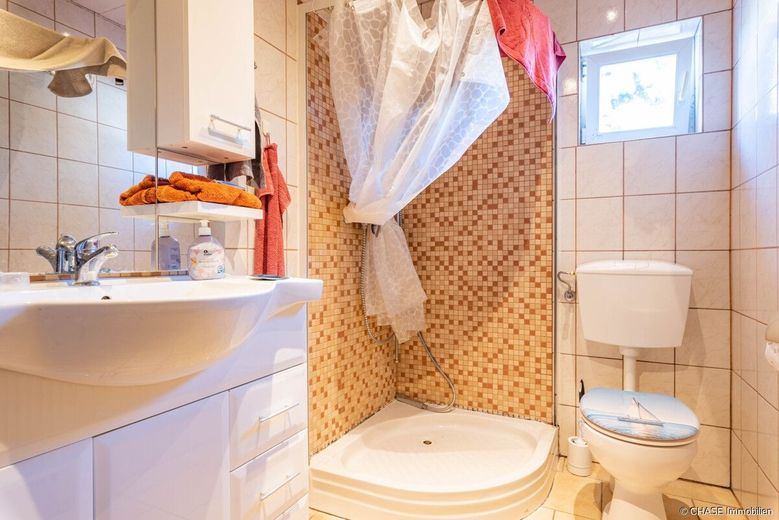 Großzügiges 3-Familienhaus in idyllischer Feldrandlage von Hessisch Oldendorf - OT Rohden! – EG Hp - Badezimmer 2