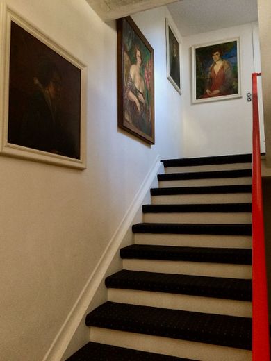 Sanierte bezugsfertige Villa mit Weitblick für Eigennutzung und/oder Kapitalanlage – Treppenaufgang