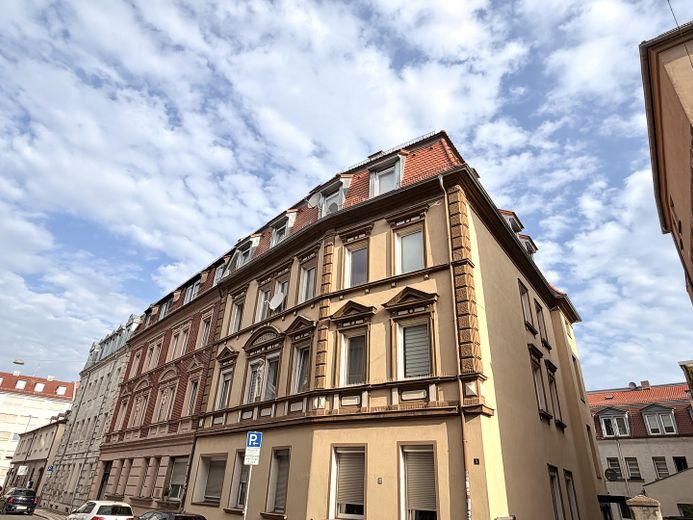 Einzigartiges Dachgeschoss +++ PROVISIONSFREI +++ 4 Zimmer, offene Balken & viel Tageslicht + Garage – Außenansicht
