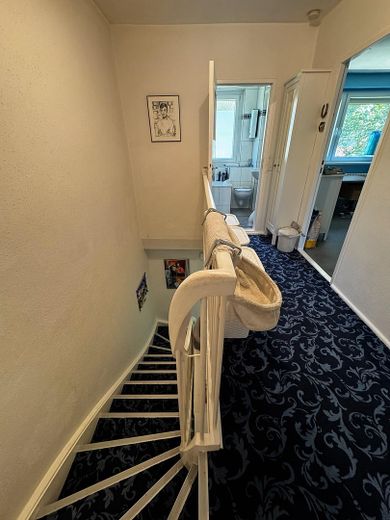 VAN PARTICULIER - Eindwoning met groot perceel in Berlin-Nikolassee – Treppenaufgang zum OG