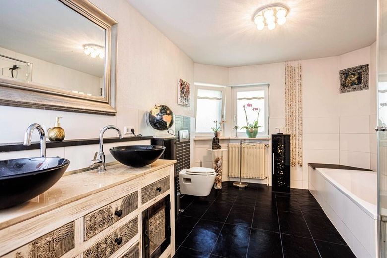 Badezimmer Hauptwohnung