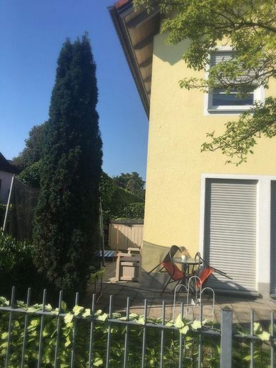 Reiheneckhaus in Lohhof mit Garten – Terrasse und Garten