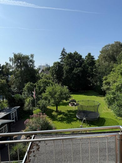 Stilvolles Einfamilienhaus mit 1.800 m2 Südgrundstück und hochwertiger Ausstattung – Balkon OG