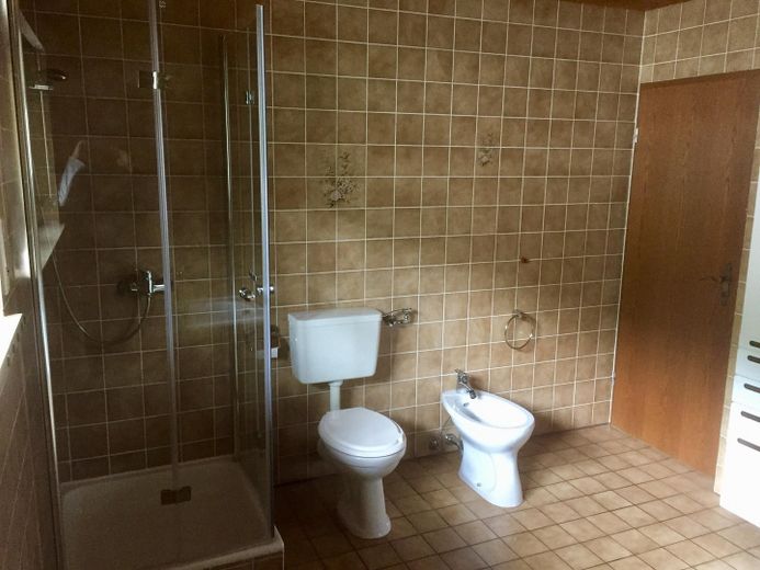 Günstige 4,5-Zimmer-Wohnung mit Balkon, Garten und Wärmepumpe in Obereichstätt zu vermieten – Bad 