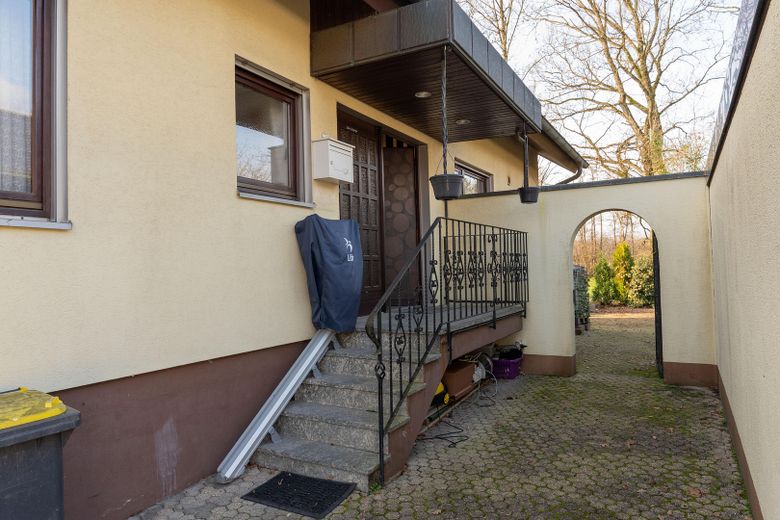 Ideales Haus für Familie mit 2–4 Kinder in sehr ruhiger Traumlage und viel Platz in Bühl-Weitenung – Eingangsbereich