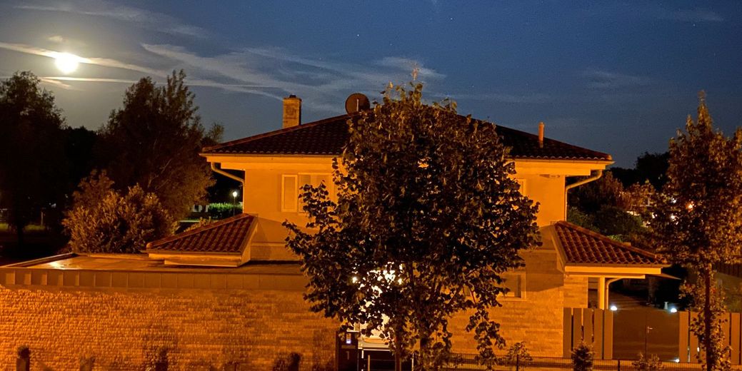 Große und modern-luxuriös ausgestattete Villa im Toskana-Stil am Hamburger Stadtrand zu verkaufen – Hausansicht (3)
