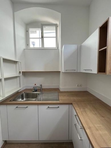 Helle Altbau-Stadtvilla 3-Zimmer-Erdgeschosswohnung inkl. moderner Einbauküche, Stadtzentrum – Küche 3
