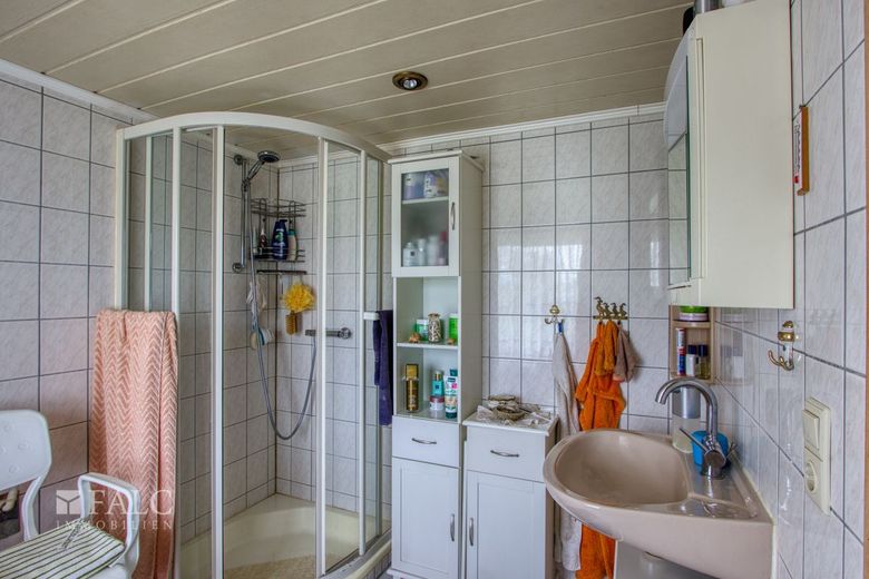 Casa residenziale solida con ampi locali accessori – ideale per artigianato e hobby – Bad II