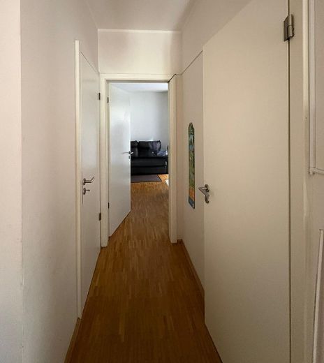 Garten-Wohnun­g mit eigenem Eingang und Garage nahe internationaler Schule, von Privat, Preis VB – Flur zum Schlafzimmer EG