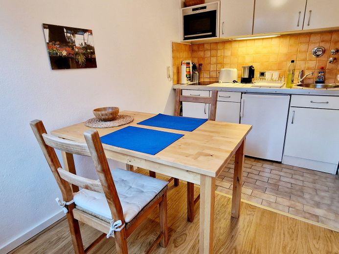Nähe Waldfriedhof: Möblierte 2-Zimmer Wohnung im EG, kleine Anlage m. Terrasse – Küche