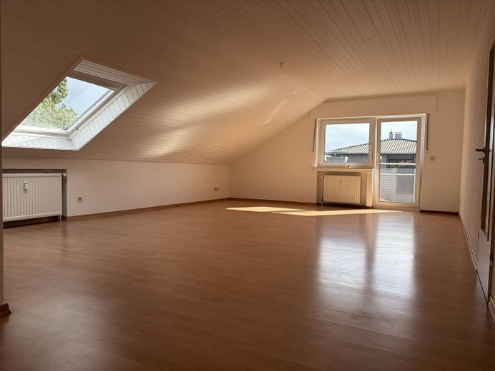 Großzügige Dachgeschosswohnung in Paderborn-Elsen – Mit XXL-Sonnenbalkon zum Entspannen! – Wohnzimmer mit Balkon