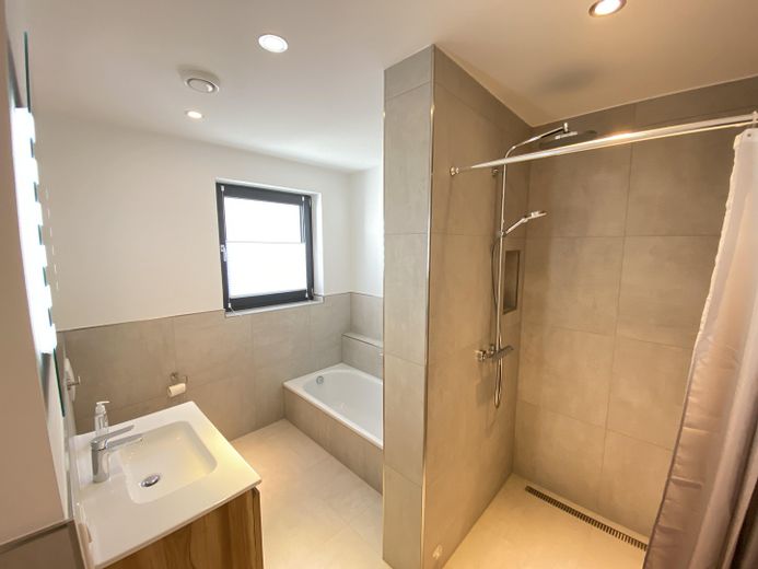 Jasne mieszkanie typu loft z tarasem szuka nowego najemcy – Badezimmer_3