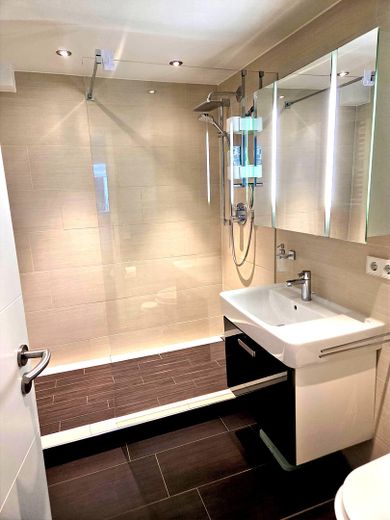 Hausalternative: 160 m², 5 Zi., Panorama-Terrasse – Bad mit Dusche