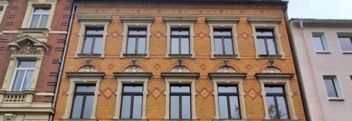 Об’єкт №: 127125 - Гарний багатоквартирний будинок з 4 житловими одиницями та балконами, недалеко від центру в Плауені