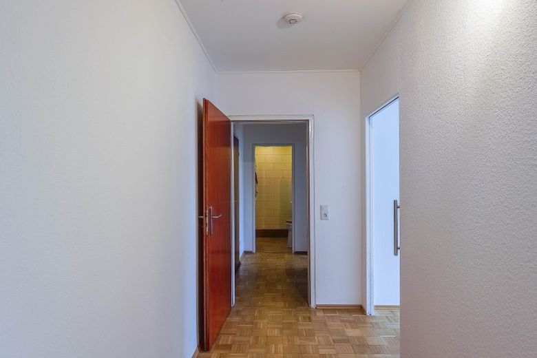 Commission-free & immediately available! 3-room apartment with loggia near Ostpark! – Flur