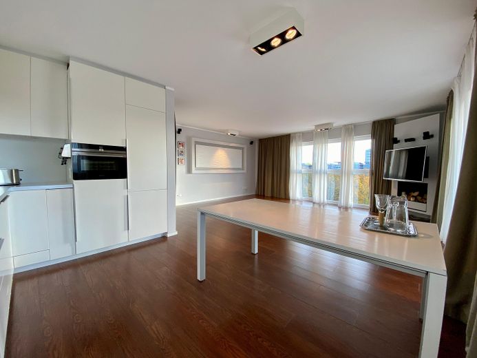 Exklusive, sonnige Familienwohnung - 4-ZKB mit Balkon direkt am Rebstockpark – Wohnzimmer/ Küche 