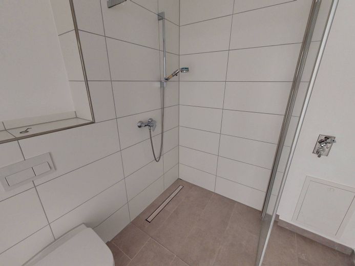 Modern wooncomfort: Lichtovergoten nieuwbouwappartement met 3 kamers, BALKON en INBOUWKKEUKEN – Ansicht I: Bad