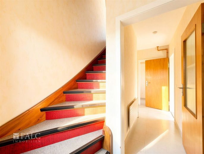 Perfekt für Familien: Haus mit Garten, Garage und Entwicklungspotenzial – Eingang