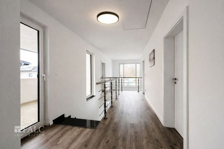 "Galerieartiger Flurbereich im Obergeschoss mit lichtdurchflutetem Ambiente"