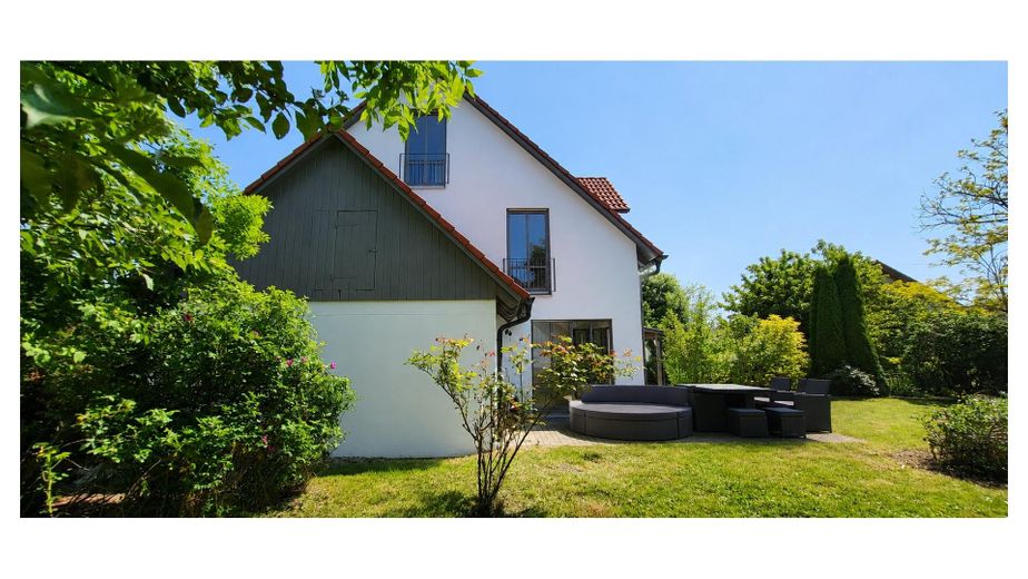 Casa bifamiliare per famiglie con giardino da sogno - asilo fino alla scuola primaria raggiungibili a piedi, 5 min. all'A8, 40 min. a Monaco – W Ansicht