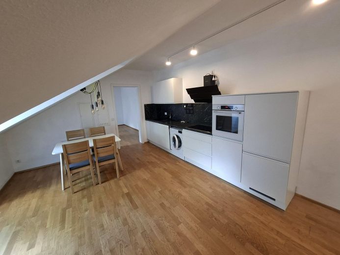 Moderno appartamento mansardato con 2 locali a Fürth | Cucina componibile | Ascensore | Garage sotterraneo | Anno di costruzione 2021 – Foto 1