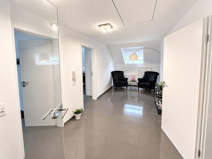 Modernisiertes Zweifamilienhaus mit zusätzlichem Wohnbereich – Diele DG