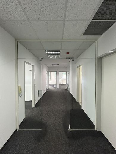 Superfici ufficio flessibili con capannone di stoccaggio e aree sociali a Gelsenkirchen-Erle – Büro 1.OG Links - Flur