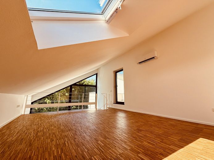 Maisonette-Traum in Alt-Weiden: Galerie, großzügige Dachterrasse und moderne Wärmepumpe – Empore Richtung Dachfenster