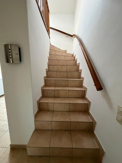 Komplett renoviertes Zweifamilienhaus 160 qm, in ruhiger Alleinlage mit großem Grundstück – Treppe ins OG