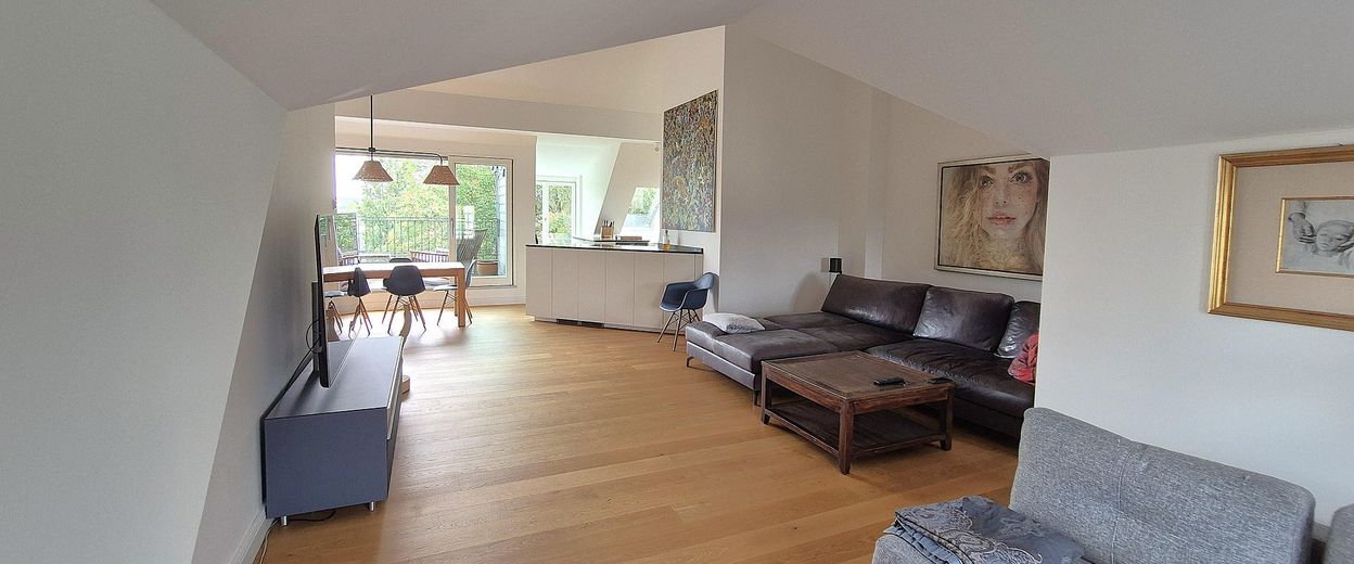 Potsdam'un kalbinde çatı katı dairesi - 136qm, aydınlık, ferah, ayrıcalıklı manzaralı – Wohn-Ess-Bereich mit Küche