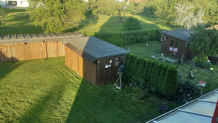 Rechts Gartenhaus