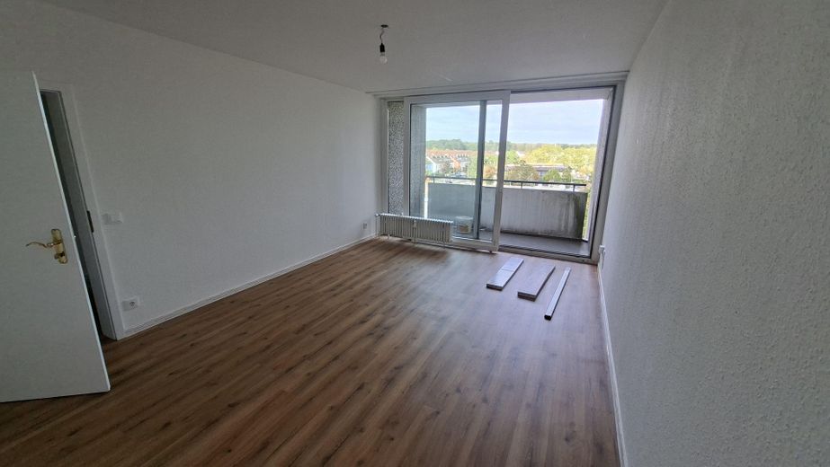 Teilsanierte 2-Zimmer Wohnung in guter Lage – Wohnzimmer