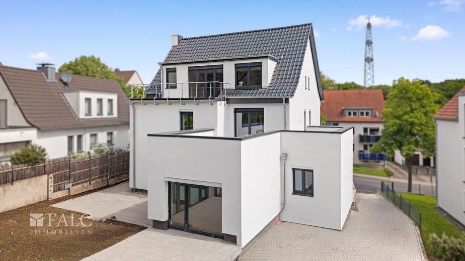 SAARN: Wohnen mit Freiraum - sanierte 3-Zimmer-Wohnung und großzügige Dachterrasse – Außenansicht Rückseite
